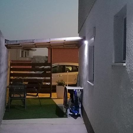 Apartman Lidija Dinjiška Zewnętrze zdjęcie