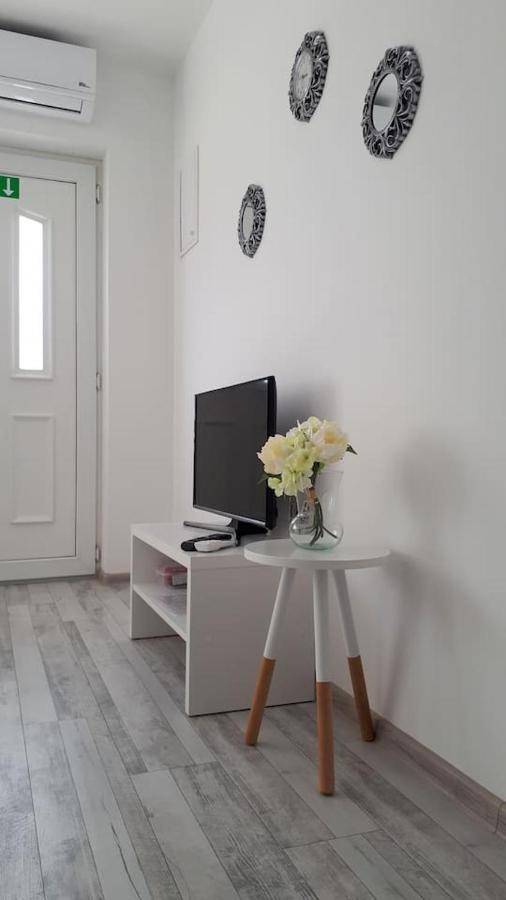 Apartman Lidija Dinjiška Zewnętrze zdjęcie