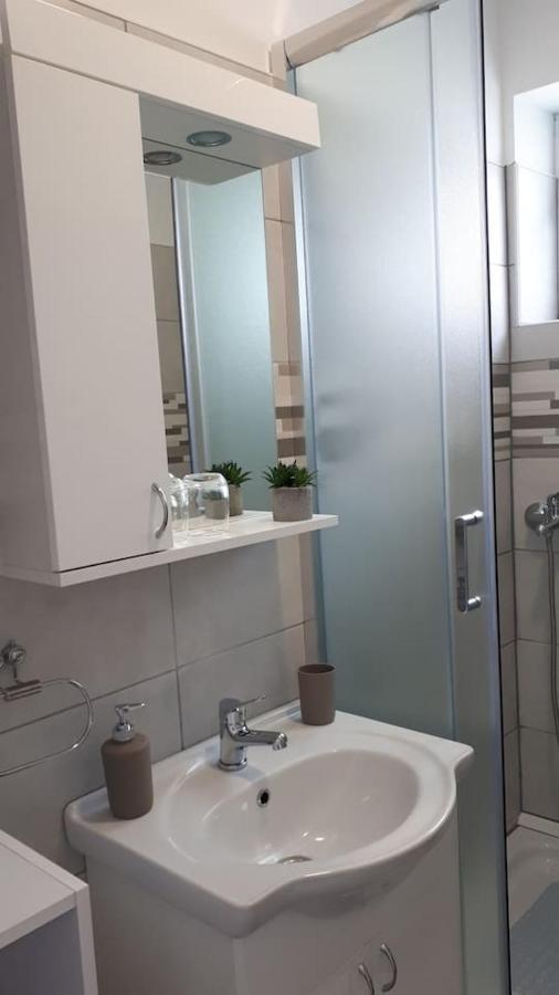 Apartman Lidija Dinjiška Zewnętrze zdjęcie