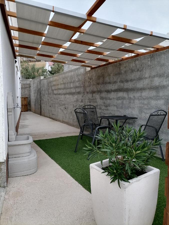 Apartman Lidija Dinjiška Zewnętrze zdjęcie