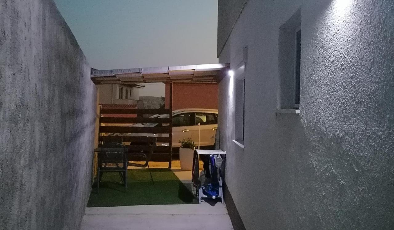 Apartman Lidija Dinjiška Zewnętrze zdjęcie
